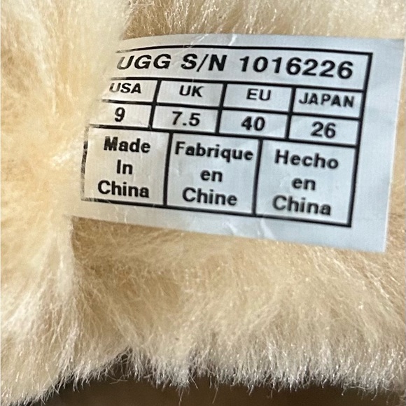 UGG Bailey Women’s Button ll Size 9 - Picture 6 of 6